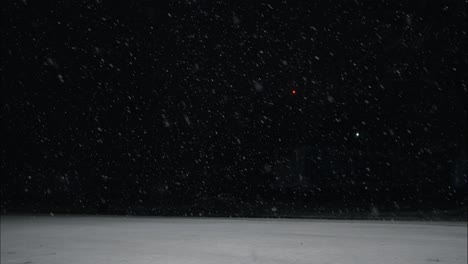 Winterschneefall-In-Der-Nacht-Auf-Der-Stadtstraße