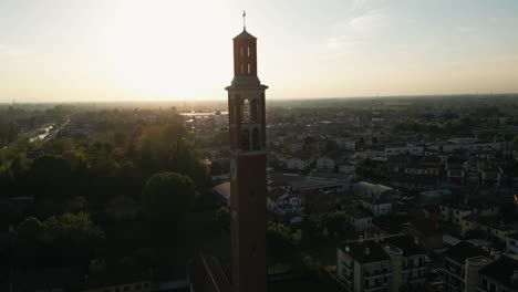 Turm-Der-Katholischen-Kirche-St.-Nikolaus-Und-Mira-Comune-In-Der-Abenddämmerung-In-Venetien,-Italien