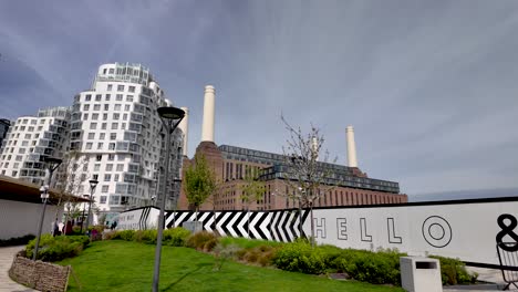 Blick-Auf-Die-Berühmten-Schornsteintürme-Im-Battersea-Power-Station-Neben-Gehry-Partners-Prospect-Place-Wohnprojekt