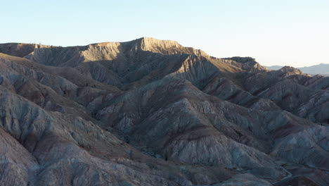 Los-Famosos-Y-Hermosos-Badlands-Durante-Una-Impresionante-Puesta-De-Sol,-Resaltando-Sus-Formaciones-únicas-Y-Colores-Vibrantes