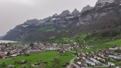 La-Ciudad-De-Walenstadt,-En-Medio-De-Los-Alpes-Suizos,-Vive-Una-Vida-Tranquila-En-Medio-De-Una-Hermosa-Naturaleza-Montañosa.