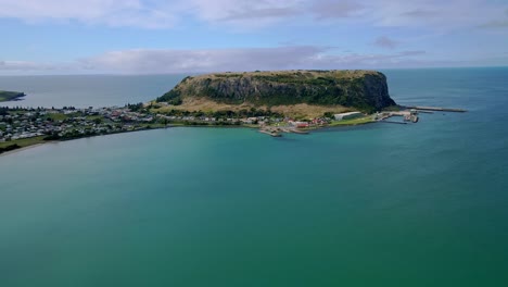 Luftaufnahme-Des-Nut-Mountain-Und-Stanley-Town-Mit-Wunderschönem,-Farbenfrohem-Meer-In-Tasmanien,-Australien