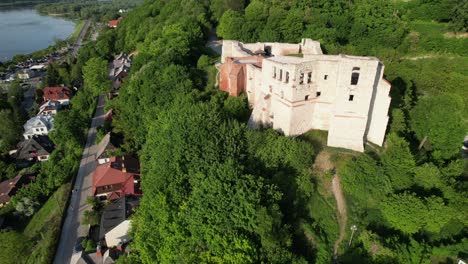 Ruinas-De-Un-Complejo-De-Castillo-Románico-Con-Terrazas-Miradores-Y-Una-Torre-De-Observación-En-La-Ciudad-De-Kazimierz-Dolny.
