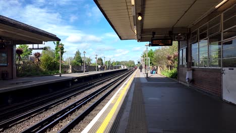 Andenes-De-La-Estación-Rayners-Lane-En-Un-Día-Soleado