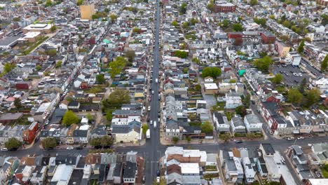 Luftaufnahme-Einer-Dicht-Besiedelten-Amerikanischen-Stadtstraße-Mit-Dicht-Gedrängten-Häusern-Und-Viel-Verkehr-Im-Hyperlapse-Stil