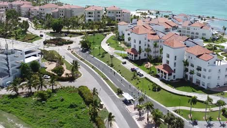 Disparo-De-Un-Dron-Sobrevolando-El-Hermoso-Complejo-Residencial-De-Verano-De-Punta-Cana,-República-Dominicana