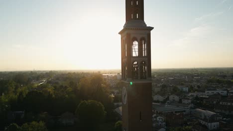 Sonne-Scheint-Durch-Den-Glockenturm-Der-Katholischen-Kirche-St.-Nikolaus-In-Mira,-Italien