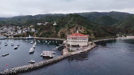 Avalon-on-catalina-island-with-boats-and-historic-building,-aerial-view