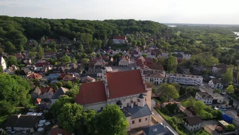 Blick-Auf-Die-Historischen-Gebäude-Von-Kazimierz-Dolny-Mit-Dem-Marktplatz-Und-Der-Pfarrkirche