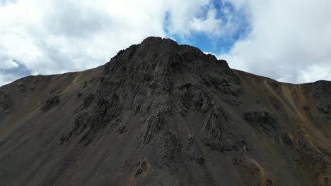 Montaña-Imponente-Y-Nubes-En-Silverton,-Colorado.