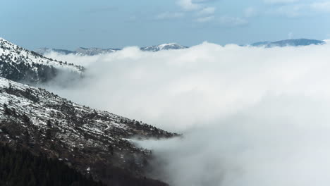 Zeitrafferwolken-Ziehen-über-Den-Schneebedeckten-Berg,-Tag,-Zoomen-In-Kaimaktsalan,-Griechenland,-Voras