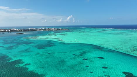 Agua-De-La-Bahía-Azul-En-San-Andrés-En-La-Isla-Caribeña-De-Colombia