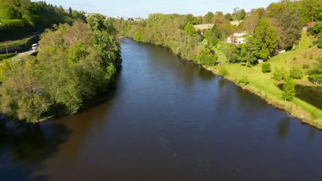 Río-Vienne-Cruzando-La-Campiña-De-Limoges,-Nouvelle-Aquitaine-En-Francia