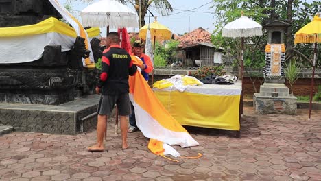 Hindú-Durante-La-Preparación-De-Una-Ceremonia-En-El-Templo,-Pekalongan-Indonesia,-12-2024-De-Mayo