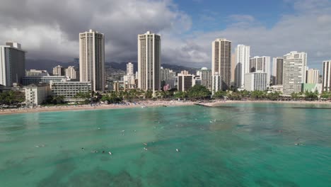 Swimmers-and-surfers-at-beautiful-Waikiki-Beach,-Honolulu,-Hawaii