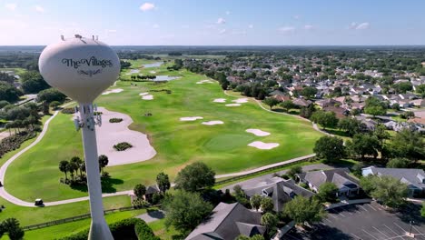 Empuje-Aéreo-Sobre-Un-Campo-De-Golf-En-La-Comunidad-De-Jubilados-De-Villages-En-Florida