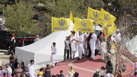 Jóvenes-Sikhs-En-Nagar-Kirtan-Exhiben-Banderas-Aspiracionales-De-Khalistan