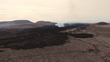 öde-Vulkanische-Wüste-Mit-Rauchendem-Vulkan-Und-Magmatischem-Gestein