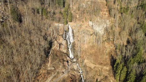 Die-Beeindruckende-Wander--Und-Aussichtsbrücke-Der-Todtnauer-Wasserfälle,-Süddeutschland