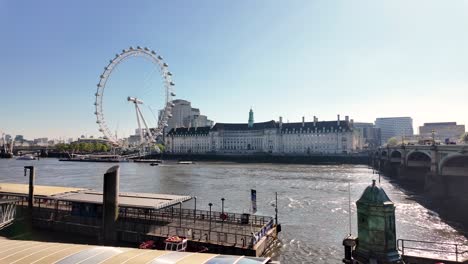 Sonniger-Morgentag-Am-Westminster-Embankment-Pier-Mit-Blick-Auf-Das-London-Eye,-Die-County-Hall-Und-Die-Themse