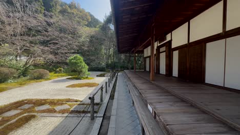 Porche-De-Madera-Junto-Al-Jardín-Del-Templo-Budista-Tenjuan,-Kyoto