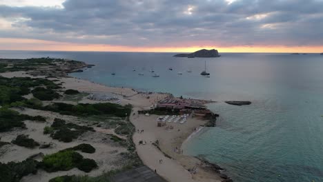 Strand-Von-Cala-Comte-Mit-Booten,-Atemberaubender-Sonnenuntergangshimmel-Auf-Ibiza