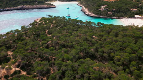 Idyllischer-Strand-Cala-Mondrago-Und-Boote-Im-Ruhigen-Mallorca