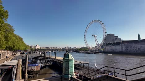 Sonniger-Morgentag-Am-Westminster-Embankment-Pier-Mit-Blick-Auf-Das-London-Eye-Und-Die-Themse