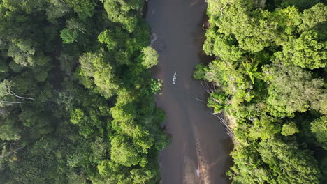 Eine-Drohne-Verfolgt-Ein-Boot-Auf-Einem-Abgelegenen-Fluss,-Tief-Im-Dschungel-Von-Guyana