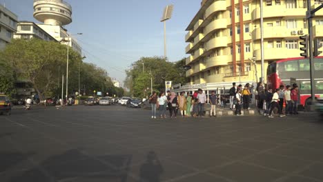 Netaji-Subhash-Chandra-Bose-road-traffic-along-the-Marine-Drive,-pedestrians-crossing-the-street