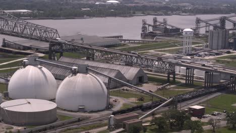 Vista-De-Drones-De-Plantas-De-Refinería-En-Baton-Rouge,-Luisiana-Junto-Al-Río-Mississippi.