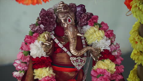 Estatua-De-La-Deidad-Ganesh-Con-Cabeza-De-Elefante-Adornada-Con-Flores.