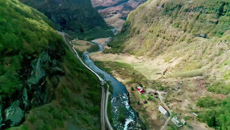 Toma-De-Drone-De-Uno-De-Los-Valles-Remotos-De-Noruega-Con-Un-Río-Que-Desemboca-En-El-Fiordo.