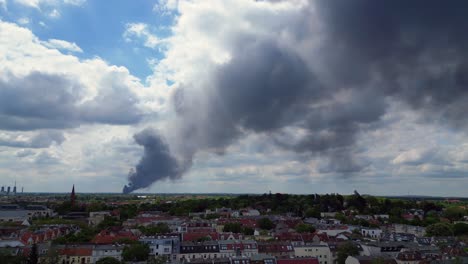 Katastrophale-Dichte-Rauchwolke,-Großbrand-über-Berlin,-Bewölkte-Skyline