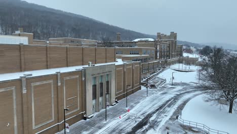 Gran-Escuela-Secundaria-Americana-Sin-Gente-En-El-Día-De-Nieve