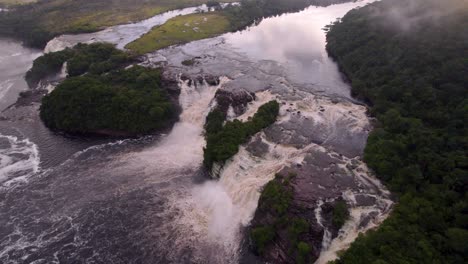 Luftbildvideo-Vom-Canaimasee-In-Bolivar,-Venezuela,-Flug-über-Die-Wasserfälle