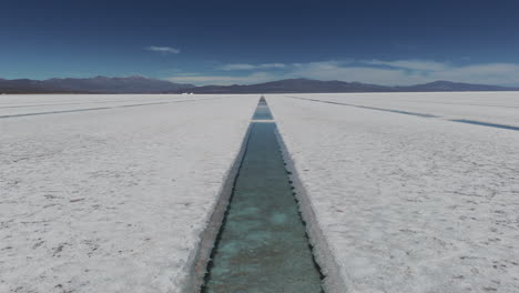 Pila-De-Agua-En-El-Salar-Turístico-De-Salinas-Grandes-En-La-Provincia-De-Jujuy,-Argentina.