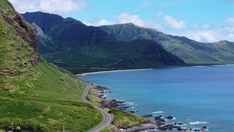 Enge-Drohnenaufnahme-Der-Berge-In-Hawaii-An-Der-Küste