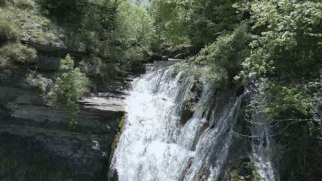 Vuela-Sobre-Una-Encantadora-Cascada-En-Italia-Con-Estas-Impresionantes-Imágenes-Tomadas-Con-Un-Dron