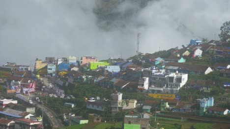 Luftaufnahme-Des-Dorfes-Poombarai,-Bedeckt-Von-Wolken-In-Den-Kodai-Bergen