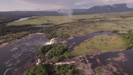Video-Aéreo-Del-Lago-De-Canaima,-En-Bolívar,-Venezuela,-Sobrevolando-Las-Cascadas