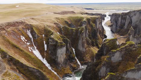 Fjadrargljufur-Schlucht-Mit-Fluss-In-Island,-Wunderschöne-Nordische-Natur