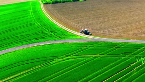 Tractor-Cuidando-Campos:-Vista-Aérea-De-Tierras-De-Cultivo-De-Color-Verde-Exuberante-Y-Marrón-Terroso