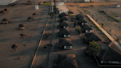 ökologische-Bungalows-Am-Strand-Und-Grünflächen-Im-Morgengrauen