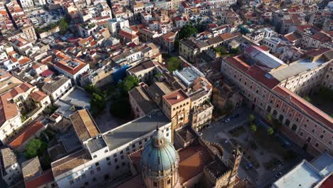 Disparo-De-Un-Dron-Hacia-Atrás-Revela-La-Catedral-De-Palermo-En-La-Capital-De-Sicilia