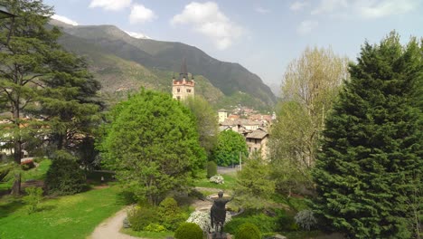 Susa-Ist-Eine-Stadt-In-Den-Alpen-Mit-Sanften-Grünen-Hügeln-Des-Piemont