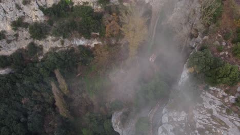 Neblige-Klippen-Und-Wälder-In-Osona,-Barcelona,-Verbreiten-Eine-Mystische-Atmosphäre,-Luftaufnahme