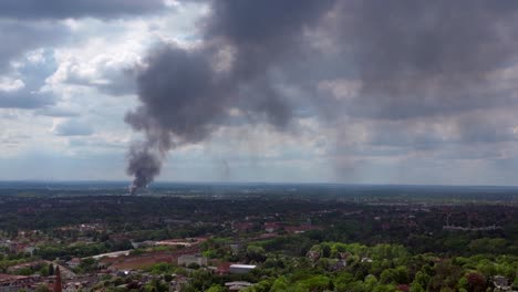 Catastrófica-Columna-De-Humo-Denso-Incendio-Importante-Sobre-El-Horizonte-Nublado-De-Berlín