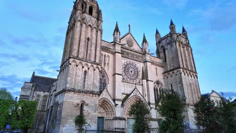 Catedral-De-San-Pedro-O-Pierre-En-La-Ciudad-De-Poitiers,-Francia