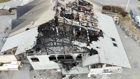 Restos-De-Un-Edificio-Y-Su-Techo-Después-De-Un-Incendio